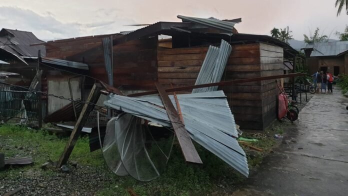Rumah rusak diterjang angin kencang di Aceh Tenggara, Provinsi Aceh, Minggu (28/9/2020) | bnpb.go.id