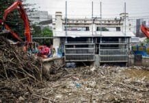 Petugas Angkut 1.570 Meter Kubik Sampah dari Pintu Air Manggarai