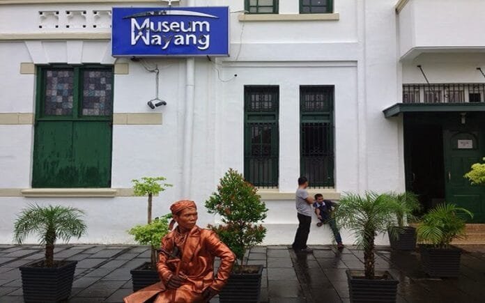 Pantomin di depan Museum Wayang, kawasan Kota Tua Jakarta