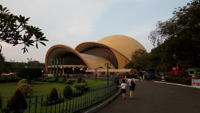 Pengunjung berjalan menuju Gedung Keong Mas Taman Mini Indonesia Indah, beberapa waktu lalu | KSMTour.com