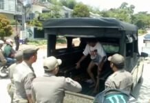 Diduga Stres, Seorang Perempuan Manjat Pagar dan Pecahkan Kaca Masjid