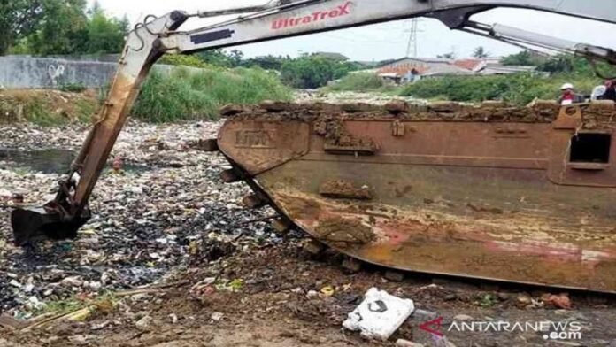 Petugas DLH Kabupaten Bekasi, Jawa Barat dibantu aparat TNI serta masyarakat mengangkut 350 ton sampah di Sungai Blencong, Kecamatan Tarumajaya, Kabupaten Bekasi. ANTARA | PRADITA KURNIAWAN SYAH