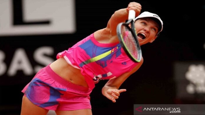 Petenis Simona Halep asal Rumania melakukan servis ke arah lawannya petenis Karolina Pliskova asal Republik Ceko pada pertandingan babak final Italia Terbuka 2020 di Foro Italico, Roma Italia, Senin (21/9/2020). ANTARA FOTO