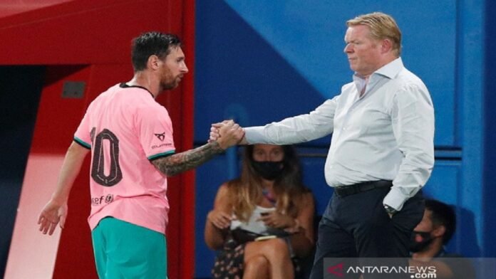 Lionel Messi bersalaman dengan pelatih Ronald Koeman saat pertandingan pramusim melawan Girona di Johan Cruyff Stadium, Barcelona, Spanyol pada 16 September 2020 | ANTARA
