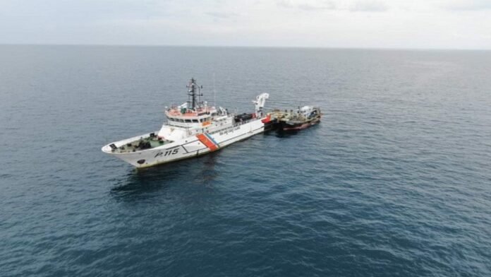 Kapal patroli KN Kalimasadha-P115 mengiring kapal ikan asing berbendera Malaysia yang masuk ke perairan Berakit, Bintan, Kepulauan Riau, Senin (5/10/2020) | ANTARA