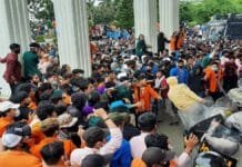 Polisi Tembakan Gas Air Mata Bubarkan Aksi di Gedung DPRD Jambi