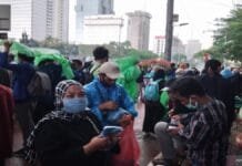 Hujan Deras, Peserta Aksi BEM Tolak UU Ciptaker Membubarkan Diri