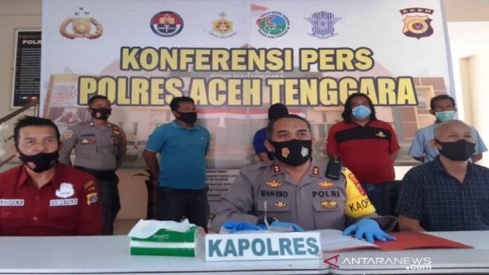Kapolres Aceh Tenggara, Aceh, AKBP Wanito Eko Sulistyo (dua dari kanan) memberikan keterangan pers terkait dugaan penyerangan kepada seorang ustadz kepada sejumlah pewarta di Polres Aceh Tenggara, Kutacane, Jumat (30/10/2020). Dalam kasus ini, polisi berhasil mengamankan seorang terduga pelaku berinisial MA (37) warga kabupaten setempat. | ANTARA