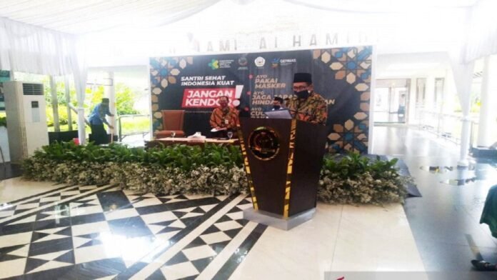 Ketua Yayasan Islam Al-Hamidiyah H Imam Soesanto Sjaichu memberikan sambutan dalam acara Kampanye Nasional 3M bersamaan dengan Peringatan Hari Santri Nasional 2020 di Pesantren Al-Hamidiyah, Depok, Jawa Barat, Kamis (22/10/2020) | ANTARA