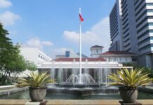 Seorang Perempuan Terpantau CCTV Ancam Bakar Balai Kota Jakarta