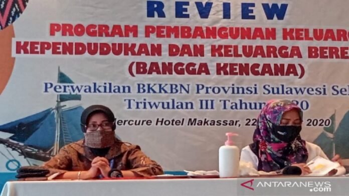 Deputi Pengendalian Penduduk BKKBN Dwi Listyawardani (kiri) bersama Kepala Perwakilan BKKBN Andi Ritamariani pada acara Review Bangga Kecana di Kantor Perwakila BKKBN Sulsel, Makassar, Kamis (22/10/2020). ANTARA FOTO | SURIANI MAPPONG