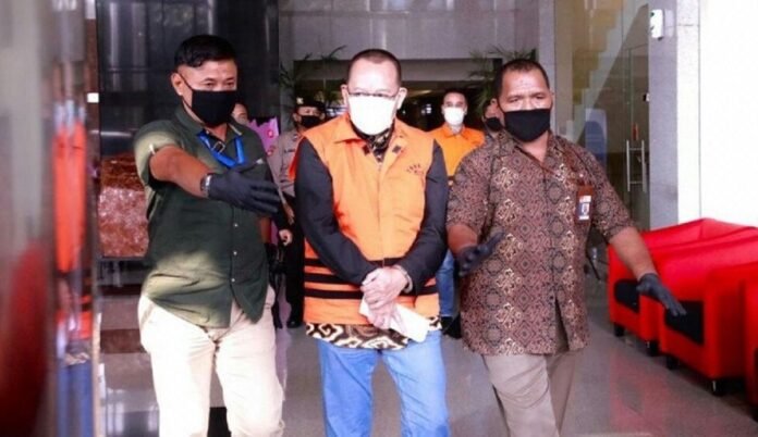 Eks Sekretaris MA Nurhadi (tengah) dikawal petugas di Gedung KPK Jakarta. ANTARA