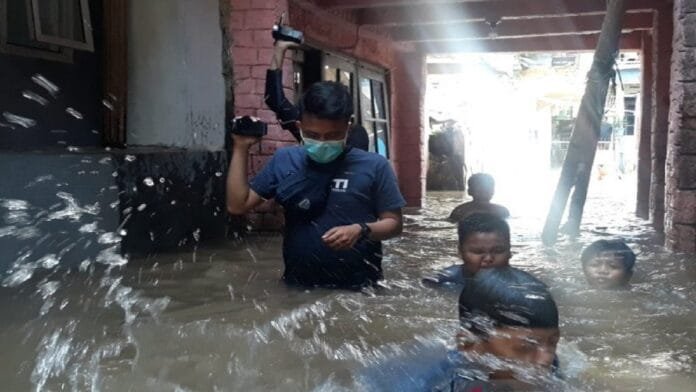 Anak-anak bermain air di lokasi banjir RW 07 Bidara Cina, Jakarta Timur, Senin (5/10/2020). ANTARA | ANDI FIRDAUS