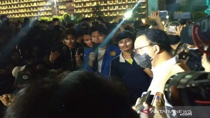Gubernur DKI Jakarta Anies Baswedan menemui demonstran yang memprotes UU Cipta Kerja, Kawasan Bundaran Hotel Indonesia, Jakarta, Kamis (8/10/2020). ANTARA | RICKY PRAYOGA