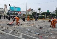 500 Petugas Angkut 17,5 Ton Sampah Sisa Demo UU Ciptaker