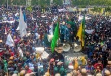 Tolak UU Cipta Kerja, Demonstran di Lampung ‘Hujani’ Petugas dengan Batu