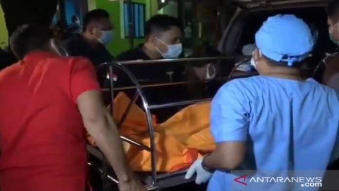 Petugas forensik Rumah Sakit Polri Kramat Jati bersama anggota Polrestro Tangerang menurunkan jenazah Cai Changpan dari mobil ambulans untuk diperiksa Tim Forensik RS Polri, Sabtu (17/10/2020). ANTARA | ANDI FIRDAUS
