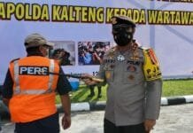 Polda Kalteng Bagikan Rompi untuk Jurnalis Meliput Unjuk Rasa