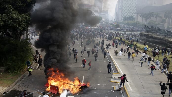 Massa aksi membakar border pembatas jalan saat unjuk rasa menolak pengesahan Undang-Undang Cipta Kerja di kawasan Monas, Jakarta, Kamis (8/10/2020). HARNAS.ID | BARRI FATHAILAH