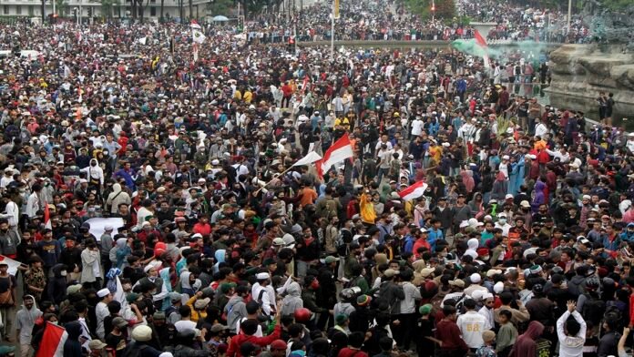 Massa demonstran dari Persaudaraan Alumni 212 dan sejumlah Ormas Islam beserta pelajar mulai terlihat ricuh saat Aksi 1310 Tolak UU Cipta Kerja di Jalan Medan Merdeka Barat, Jakarta, Selasa (13/10/2020). Unjuk rasa menolak UU Cipta Kerja ini berakhir ricuh. HARNAS.ID | BARRI FATHAILAH