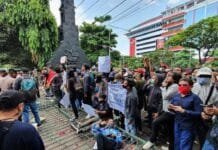 Ricuh, Demonstran Tolak UU Cipta Kerja Jebol Gerbang DPRD Jateng