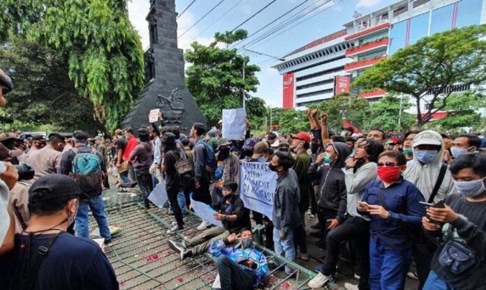 Massa menjebol gerbang Gedung DPRD Jateng