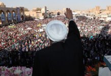 Mahasiswa Iran Menentang Emmanuel Macron di Depan Kedubes Prancis