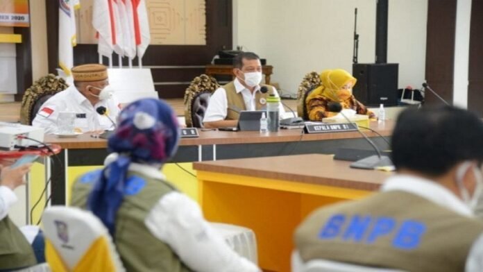 Kepala BNPB Doni Monarno (tengah) saat menggelar rapat koordinasi dengan pemerintah seluruh Gorontalo di Rumah Dinas Gubernur di Gorontalo, Rabu (7/10/2020) | ANTARA
