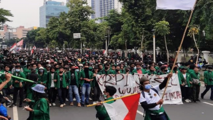 Elemen mahasiswa dari salah satu perguruan tinggi swasta di Jakarta melakukan aksi longmarch meolak UU Cipta Kerja di Jalan Salemba-Jalan Kramat Raya, Jakarta Pusat, Kamis (8/10/2020) | IST