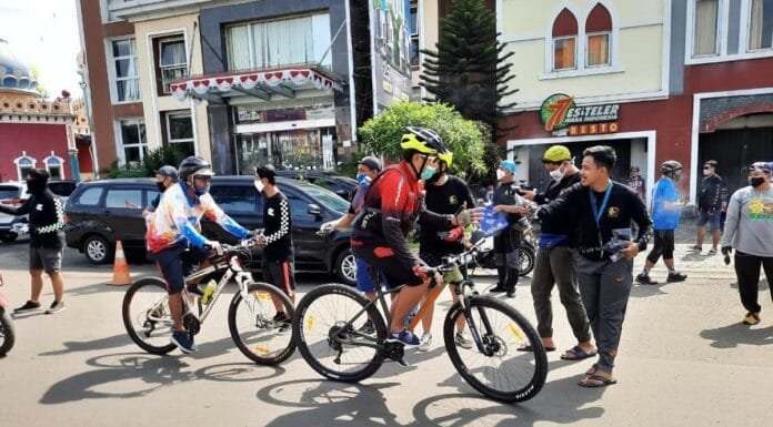 Putus Penyebaran COVID-19, SDC Bagikan Masker kepada Publik
