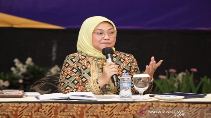 Menteri Ketenakerjaan Ida Fauziyah dalam Kick-Off the Tripartite Meeting “Pembahasan Peraturan Pelaksana Susbtansi Ketenagakerjaan Undang-Udang Cipta Kerja” di Jakarta, Selasa (20/10/2020) | ANTARA