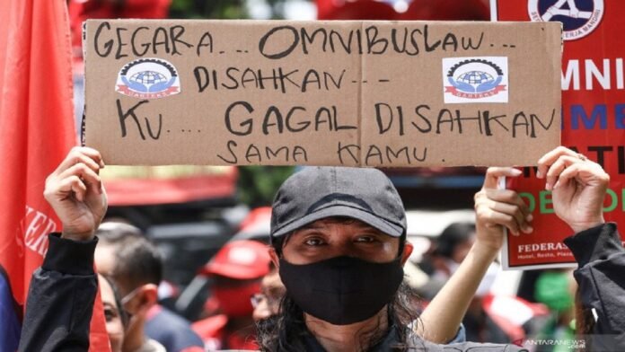 Massa dari KSPI berunjuk rasa menolak UU Ciptaker di Jalan Medan Merdeka Barat, Jakarta, Senin (12/10/2020). ANTARA FOTO | RIVAN AWAL LINGGA