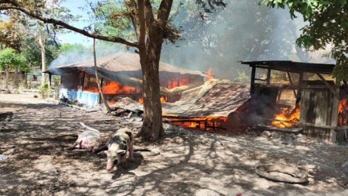 Beberapa rumah warga di Tuapukan, Kecamatan Kupang Timur, Kabupaten Kupang. NTT dibakar saat bentrokan antara dua kelompok warga di Tuapukan, Minggu (4/10/2020) | Antara Files