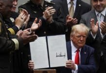 Donald Trump Larang Investasi AS di Perusahaan Terafiliasi Militer China
