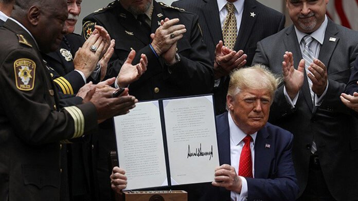 2020-06-16T164924Z_2102300635_RC2GAH9MCYZH_RTRMADP_3_MINNEAPOLIS-POLICE-USA-TRUMP