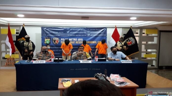 Polda Metro Jaya mempublikasikan kasus penangkapan 10 pelaku begal yang kerap mengincar dan meresahkan pada pesepeda di Ibu Kota di Mako Polda Metro Jaya, Selasa (3/10/2020). ANTARA | FIANDA SJOFJAN RASSAT