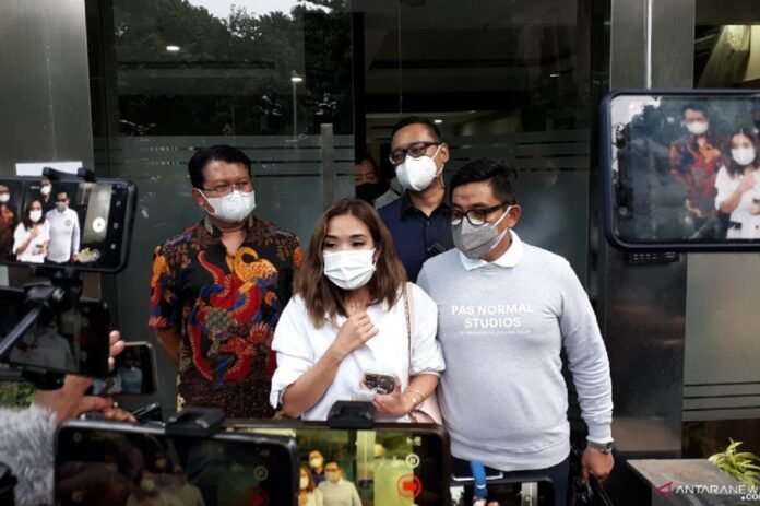 Artis Gisella Anastasia usai menjalani pemeriksaan di Mapolda Metro Jaya, Selasa (17/11/2020) ANTARA | FIANDA SJOFJAN RASSAT