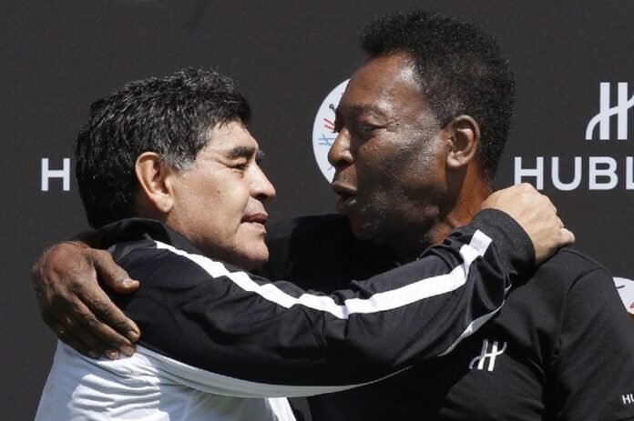 Dua legenda sepak bola Diego Maradona (kiri) dan Pele berpelukan selepas tampil dalam pertandingan eksibisi di Paris, Prancis, dalam rangkaian EURO 2016 pada 9 Juni 2016 | ANTARA