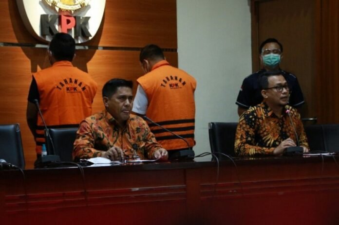 Deputi Penindakan KPK Karyoto (kiri) dan Plt Juru Bicara KPK Ali Fikri saat jumpa pers terkait penahanan dua tersangka suap terkait perizinan tambak, usaha dan/atau pegelolaan perikanan atau komoditas perairan sejenis lainnya tahun 2020 di Gedung KPK, Jakarta, Kamis (26/11/2020) | ANTARA