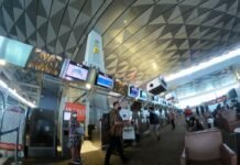 Presiden Prabowo Subianto Mengumumkan Penurunan Harga Tiket Pesawat dan Tarif Tol Jelang Lebaran Ilustrasi aktivitas di Bandara Soekarno Hatta. HARNAS.ID