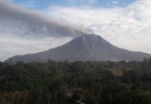 Gunung Sinabung Meluncurkan Awan Panas Sejauh 1.500 Meter