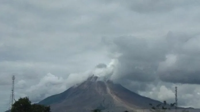 GUNUNG SINABUNG LUNCURKAN AWAN PANAS LAGI