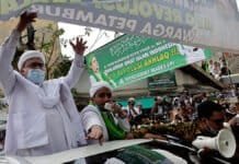 Spanduk Bergambar Foto Habib Rizieq Shihab Dibakar di Kendari