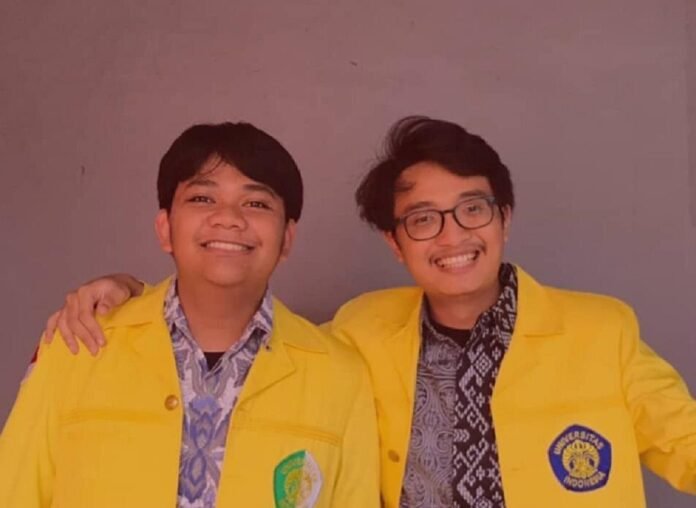 Dua mahasiswa UI Wildan Zulfa Abdurrohman (Fakultas Teknik) dan Muhammad Rifai Hasbi (Fakultas Kedokteran Gigi) merancang sekolah terapung untuk mempermudah masyarakat pesisir mengakses pendidikan | HUMAS KIP UI