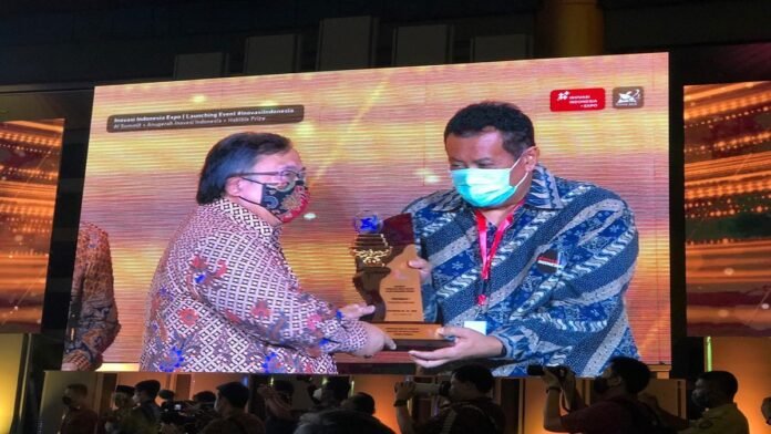 Menristek/Kepala BRIN Bambang Permadi Soemantri Brodjonegoro saat menyerahkan penghargaan kepada Rektor UI Ari Kuncoro di Inovasi Indonesia Expo 2020, Auditorium Gedung B.J Habibie, Gedung BPPT, Jakarta, Selasa (10/11/2020) | HUMAS KIP UI