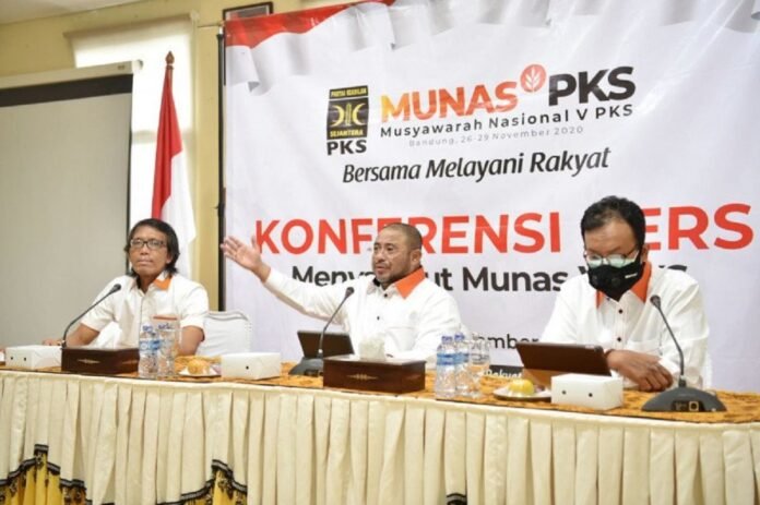 Sekjen Partai Keadilan Sejahtera (PKS) Aboe Bakar Alhabsyi (tengah) saat konferensi pers penyelenggaraan Munas V PKS di Jakarta, Senin (23/11/2020) | ANTARA