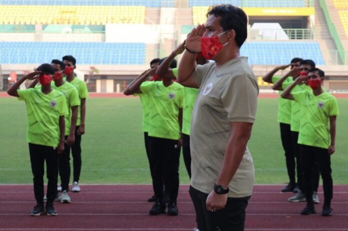Pelatih tim nasional U-16 Bima Sakti dan para pemain hormat kepada Bendera Merah Putih dalam upacara HUT Ke-75 Republik Indonesia di Stadion Patriot Candrabhaga, Bekasi, Jawa Barat, Senin (17/8/2020) | ANTARA