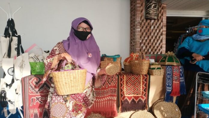 Seorang pengusaha tas di Makassar yang gencar mengikuti pameran dalam rangka pemulihan ekonomi di masa pandemi COVID-19. ANTARA FOTO | NUR SUHRA WARDYAH