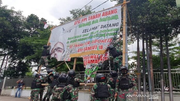 Penertiban baliho-baliho tak berizin di wilayah Jakarta Pusat, Jumat (20/11/2020). ANTARA | LIVIA KRISTIANTI