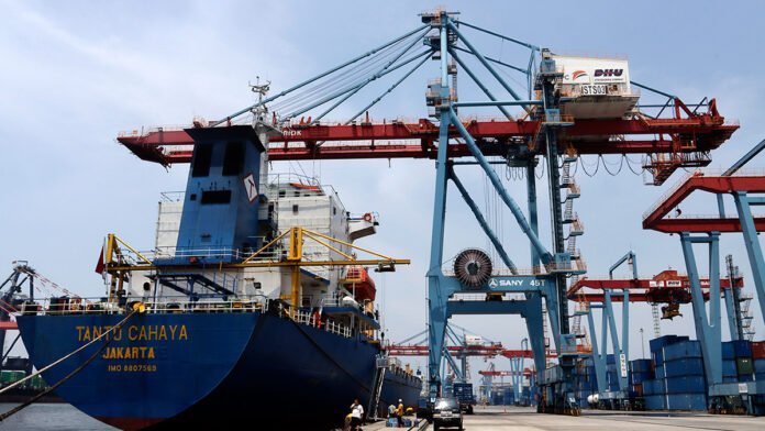 KAPAL PENUMPANG DI PELABUHAN TANJUNG PRIOK